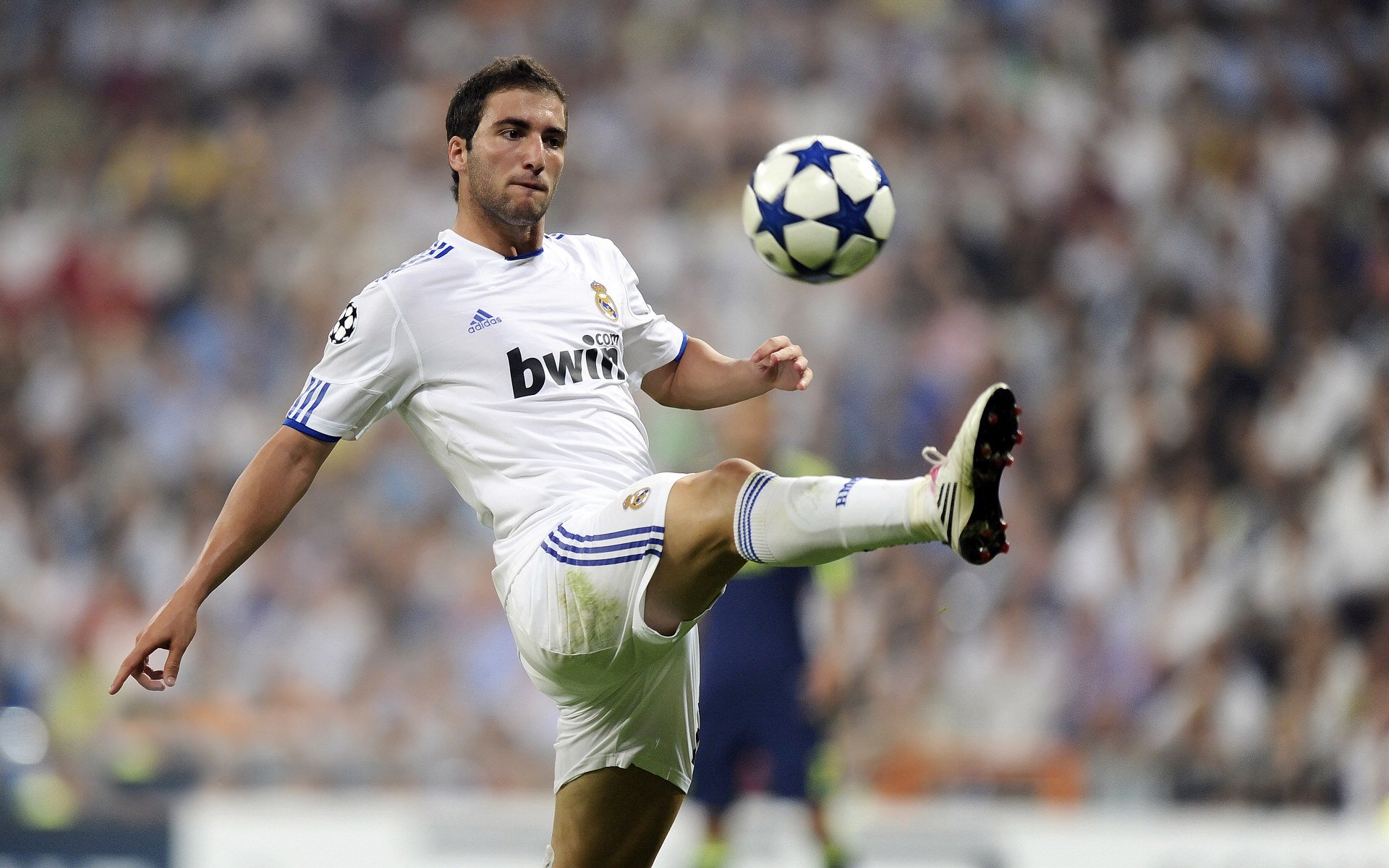 开云体育入口-绝境双刃，利拉德狂飙50分难救主，勇士险胜背后的攻防博弈